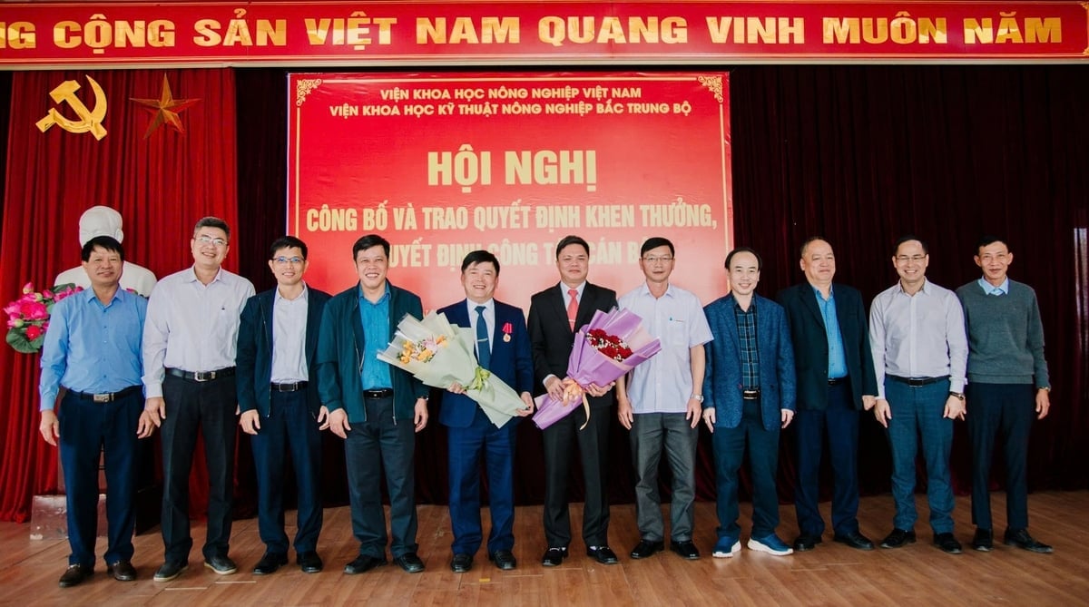 Đại diện các đơn vị trong ngành tặng hoa, chúc mừng các ông Phạm Văn Linh và Trịnh Đức Toàn. Ảnh: Ngọc Linh