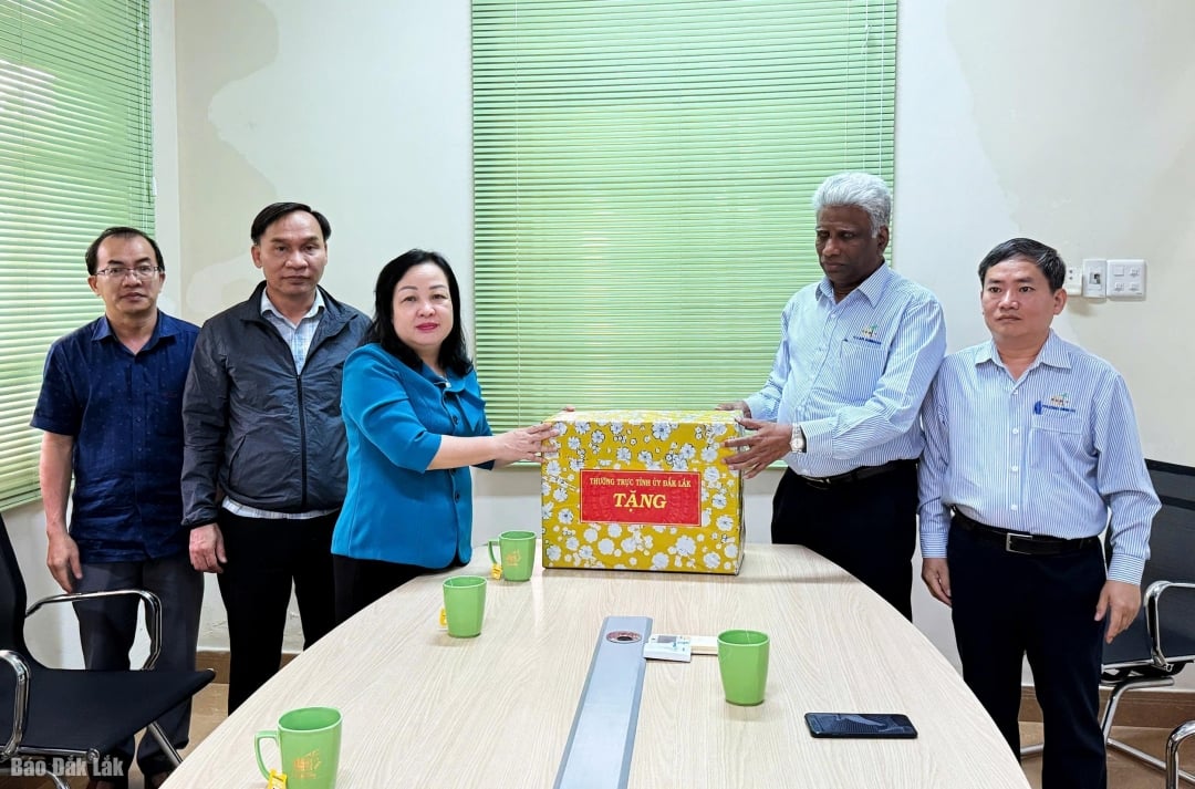 A Tartományi Pártbizottság állandó titkárhelyettese, Cao Thi Hoa An ajándékokat adott, bátorította és megosztotta a KCP-vel a gondolatait.