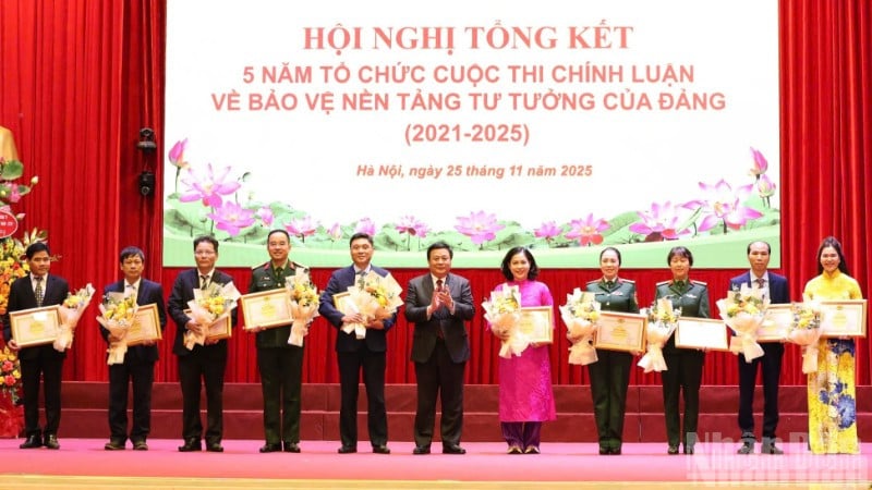 Ο σύντροφος Nguyen Xuan Thang, μέλος του Πολιτικού Γραφείου, Διευθυντής της Εθνικής Ακαδημίας Πολιτικής του Χο Τσι Μινχ, Πρόεδρος του Κεντρικού Θεωρητικού Συμβουλίου, Αναπληρωτής Επικεφαλής της Κεντρικής Συντονιστικής Επιτροπής 35, Επικεφαλής της Συντονιστικής Επιτροπής του διαγωνισμού, απένειμε Πιστοποιητικά Αξίας στις συλλογικότητες με εξαιρετικά επιτεύγματα στην οργάνωση του Πολιτικού Διαγωνισμού για την προστασία της ιδεολογικής βάσης του Κόμματος. (Φωτογραφία: PHAM CUONG)