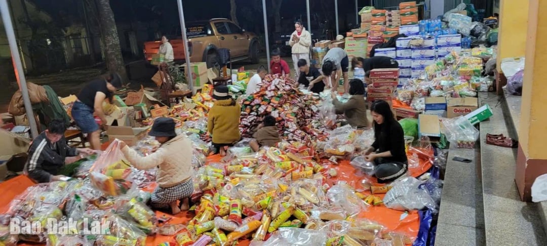 Xã Cư Pơng tiếp nhận, đóng gói nhu yếu phẩm cứu trợ.