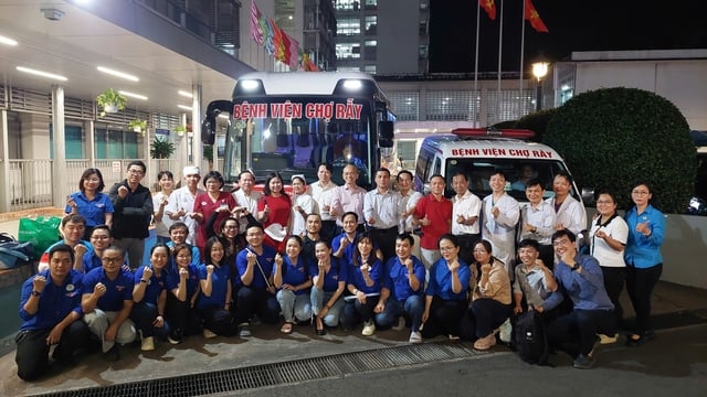 'Chuyến xe Sức khỏe - Thương về miền Trung' lên đường hỗ trợ Khánh Hòa sau mưa lũ- Ảnh 1.