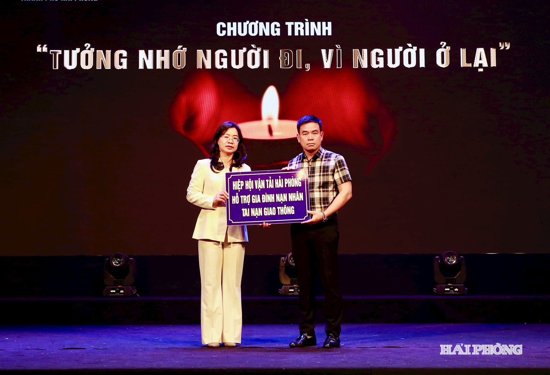 Jednotky předávají dary rodinám obětí.