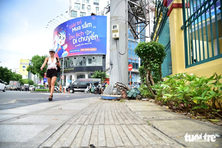 Viện Pasteur TP.HCM 'kêu cứu' vì di tích 134 tuổi chìm trong bảng quảng cáo và rác - Ảnh 3.