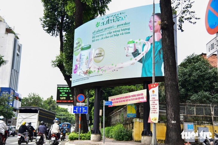 Di tích lịch sử Viện Pasteur TP.HCM 134 tuổi ‘chìm’ trong bảng quảng cáo, rác thải ngập vỉa hè - Ảnh 4.