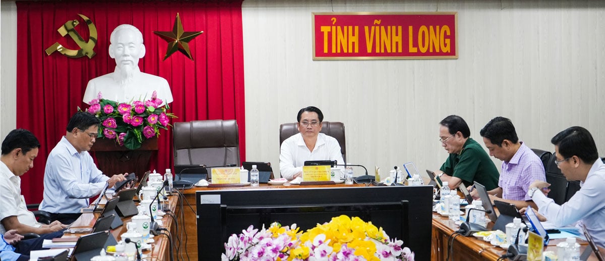 빈롱성 지도자와 관련 부서, 지부 대표들이 빈롱성 다리에 참석했습니다.