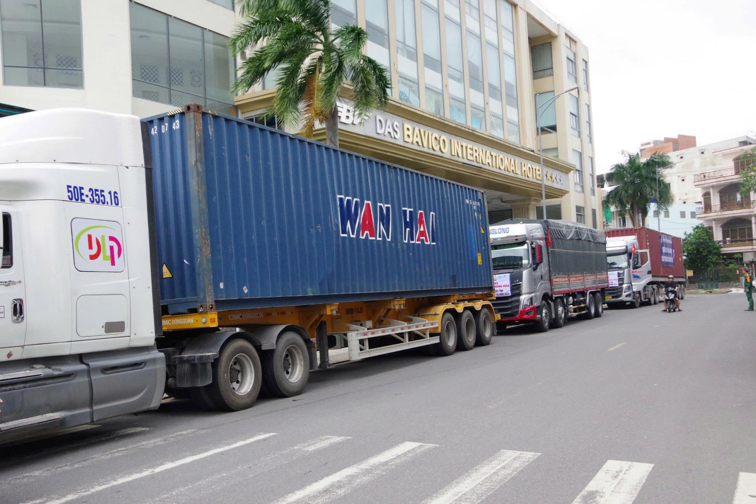 Η συνοδεία φορτηγών που μετέφεραν είδη πρώτης ανάγκης έφτασε στην Επαρχιακή Στρατιωτική Διοίκηση.