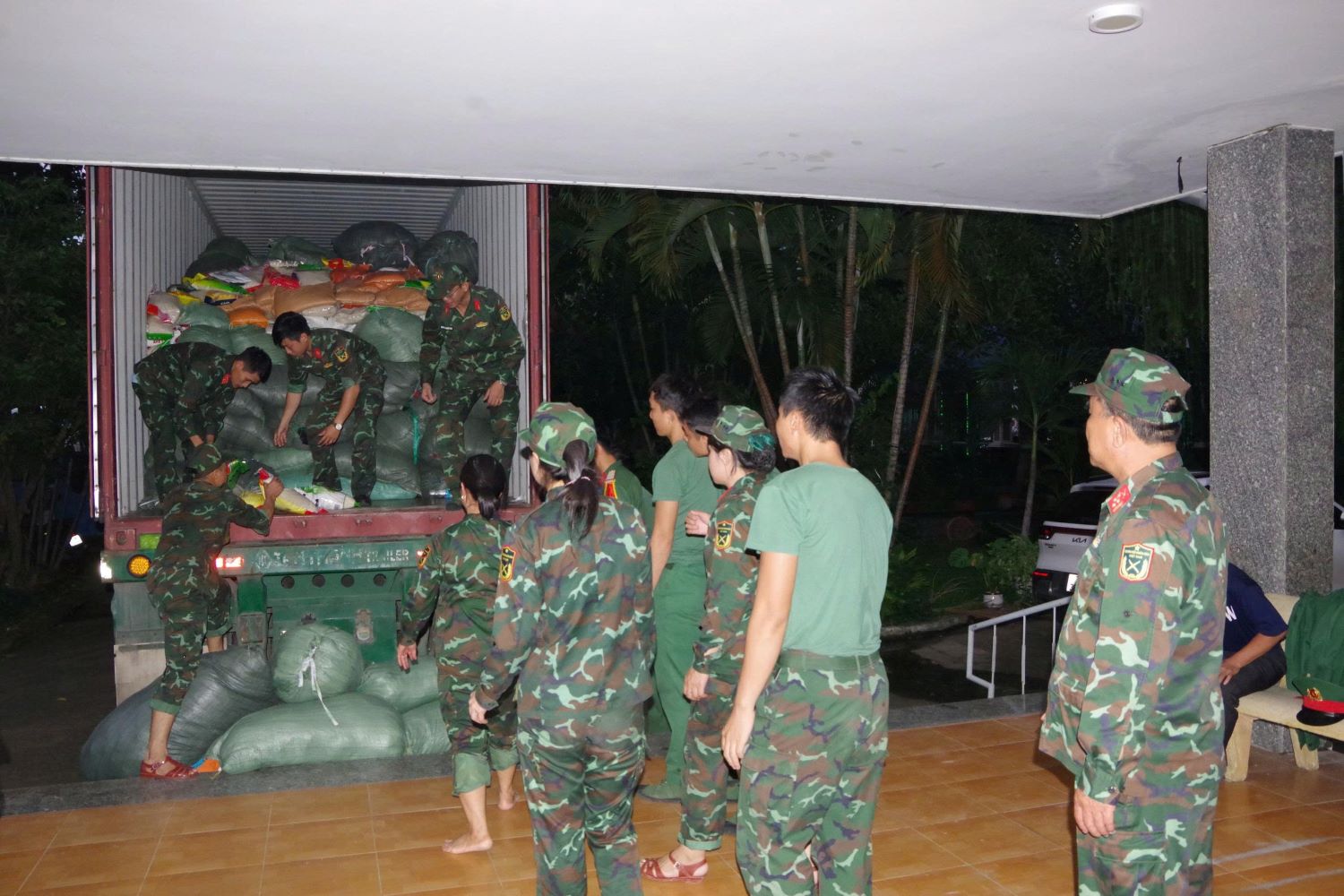 Αξιωματικοί και στρατιώτες ξεφόρτωσαν επειγόντως είδη πρώτης ανάγκης.