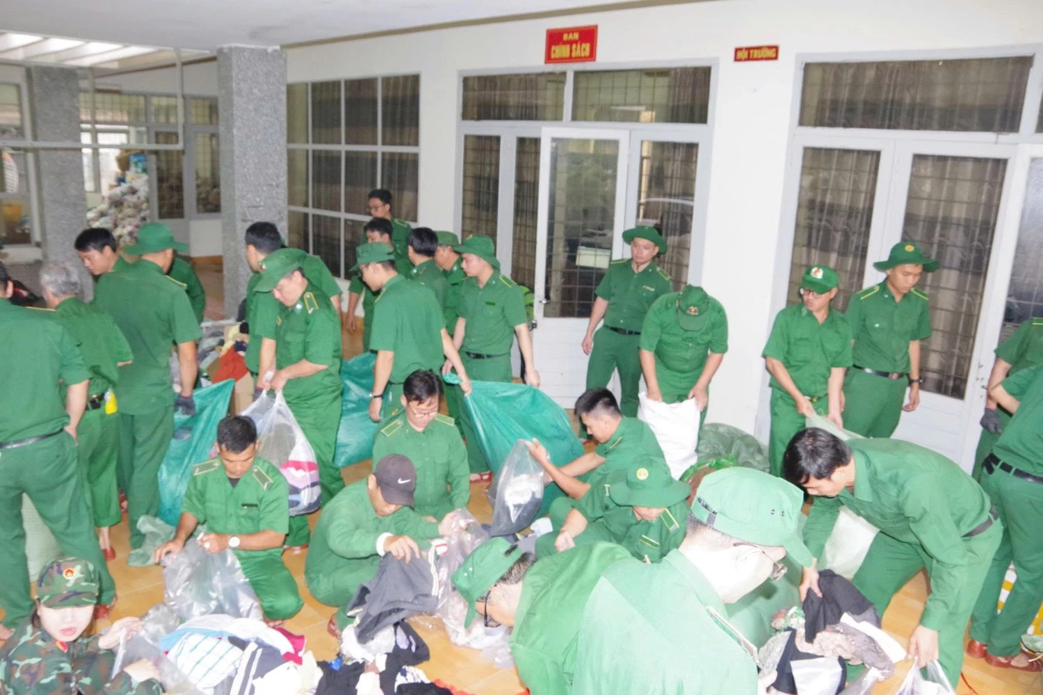 Οι εθελοντές ταξινομούν είδη πρώτης ανάγκης.