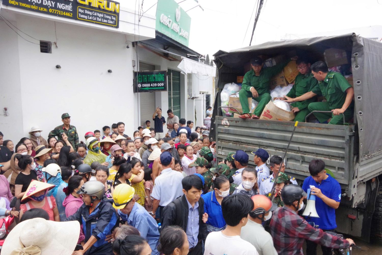 Είδη πρώτης ανάγκης παραδόθηκαν γρήγορα σε δυσπρόσιτες κατοικημένες περιοχές για να βοηθήσουν τους ανθρώπους.