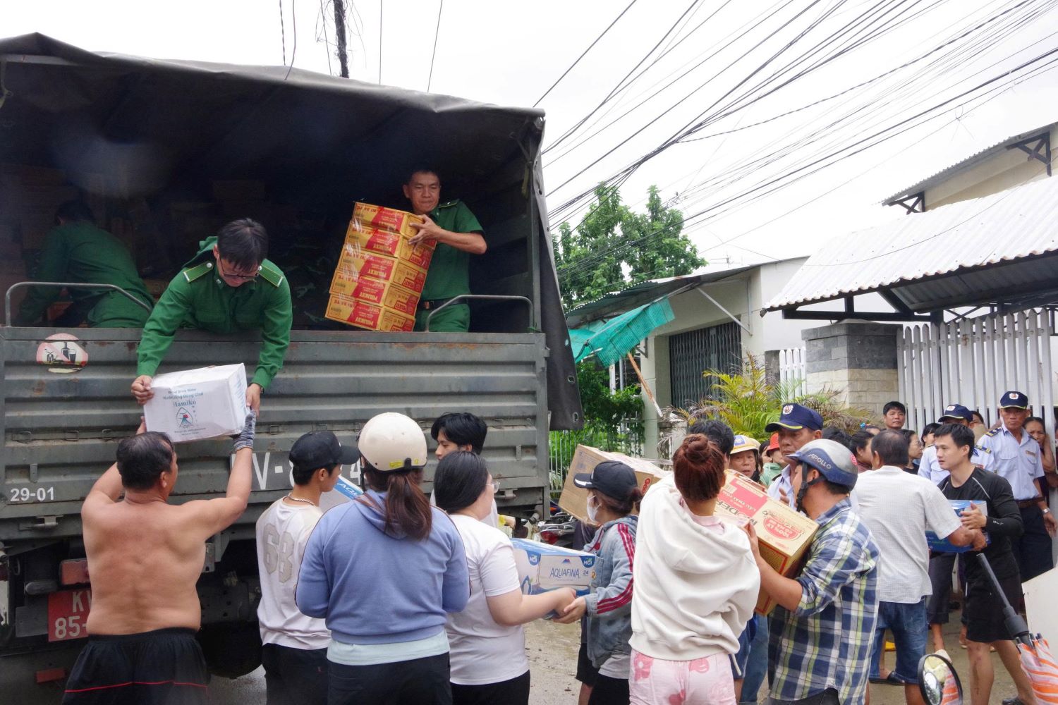 Εθελοντές παραδίδουν είδη πρώτης ανάγκης στους ανθρώπους.