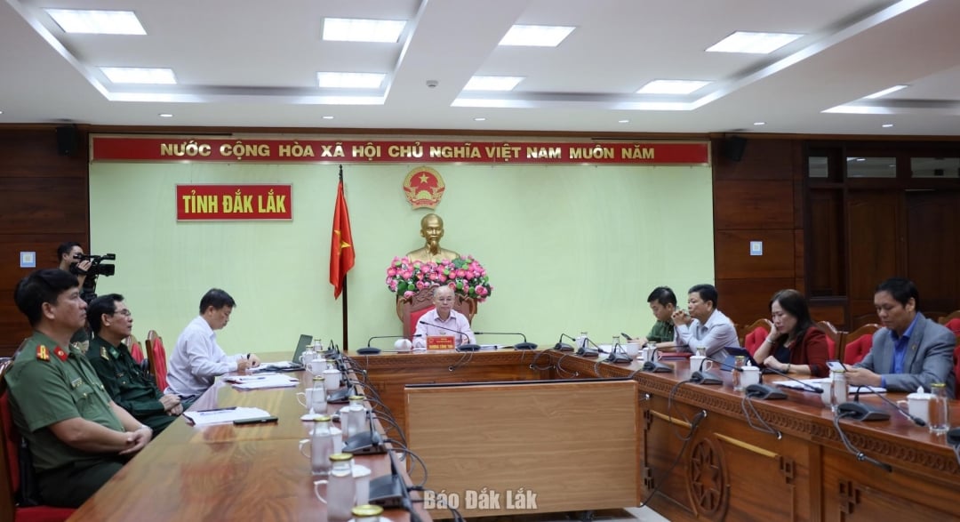Le vice-président du Comité populaire provincial, Truong Cong Thai, a présidé la réunion au pont de la province de Dak Lak.
