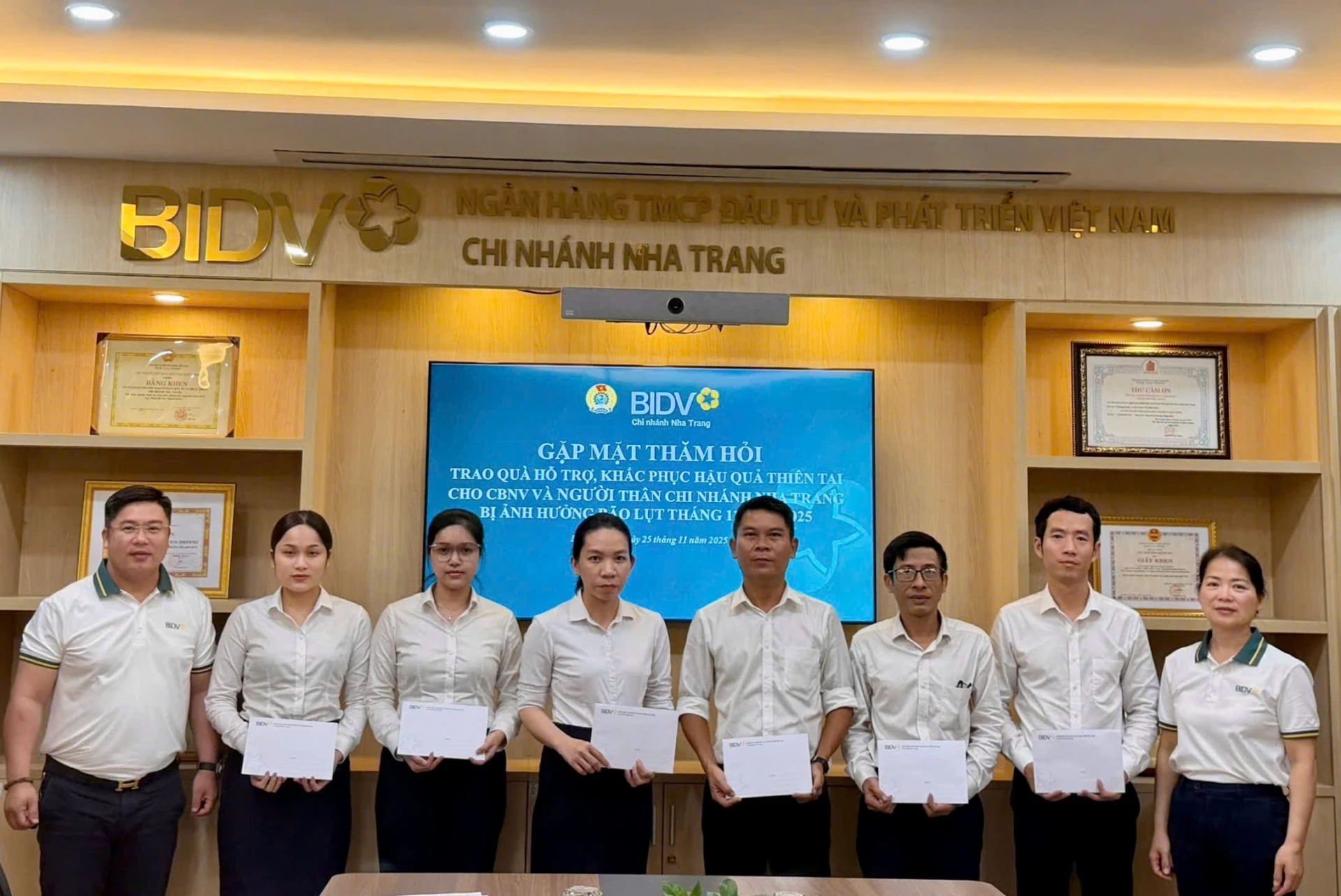 Đại diện Ban giám đốc BIDV Chi nhánh Nha Trang trao quà hỗ trợ cho cán bộ, nhân viên bị ảnh hưởng do mưa lũ.