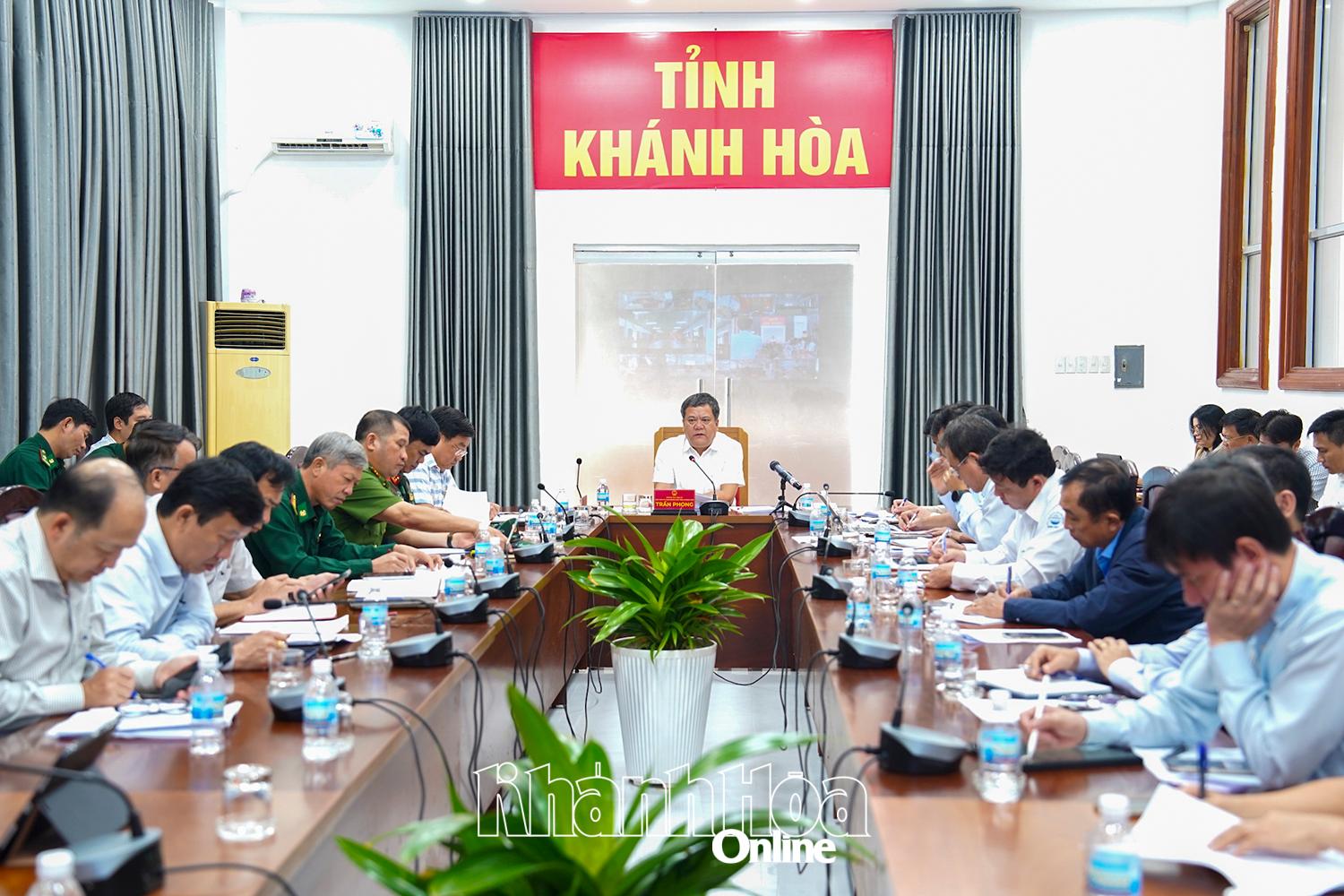 صوبائی پیپلز کمیٹی کے چیئرمین ٹران فونگ نے اجلاس کی صدارت کی۔