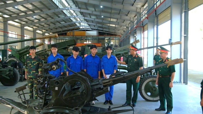 พลตรี ฮวีญ ตัน หุ่ง ตรวจเยี่ยมการฝึกภาคปฏิบัติของนักศึกษาลาว