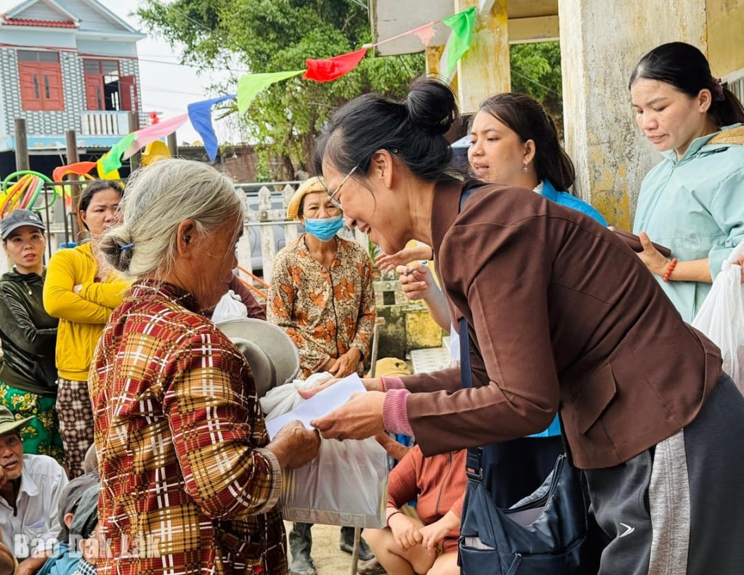 Reprezentanții sponsorilor au oferit direct cadouri victimelor inundațiilor din cartierul Dong Hoa.