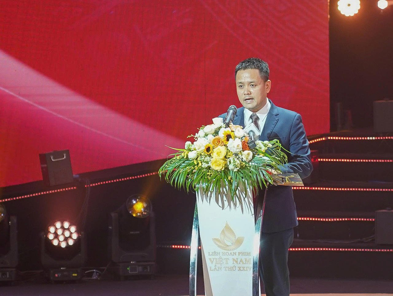 Direktør for kinoavdelingen, Dang Tran Cuong, taler ved avslutningsseremonien. Foto: Organisasjonskomiteen