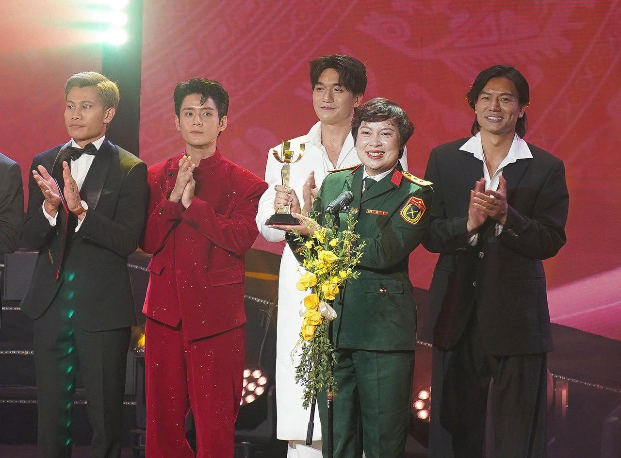 Regissør Dang Thai Huyen representerte filmteamet til «Red Rain» da de mottok Golden Lotus-prisen. Foto: Organisasjonskomiteen.