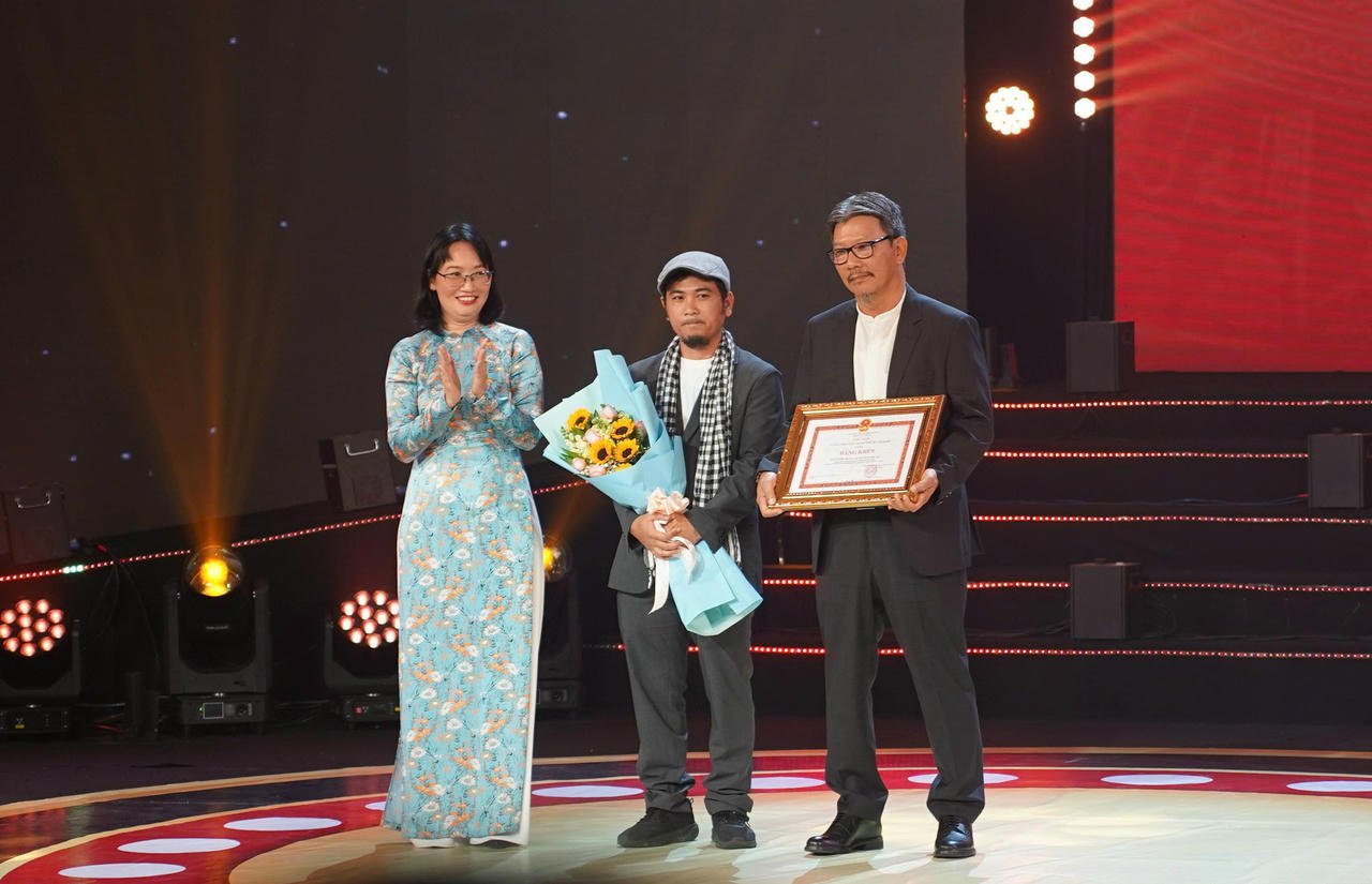 I tillegg til Silver Lotus-prisen mottok «Tunnels - Sun in the Dark» også en pris for en film spilt inn i Ho Chi Minh-byen. Foto: Organisasjonskomiteen.