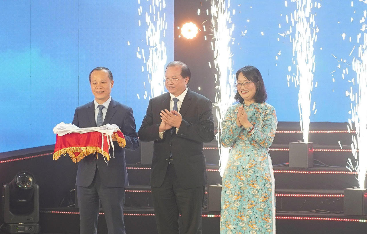 Flaggoverrekkelsesseremoni for representant for Bac Ninh-provinsen – vertskap for den 25. Vietnamfilmfestivalen – Foto: Organisasjonskomiteen