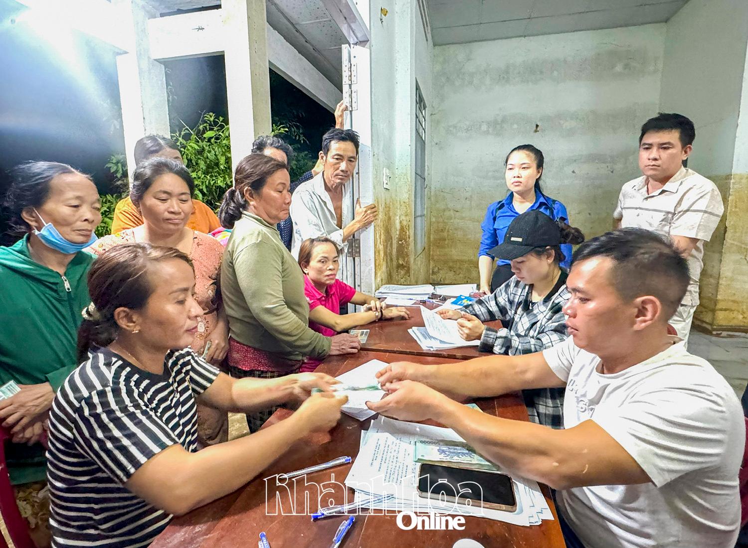 People in village 1, Dien Dien commune received support money on the night of November 24.