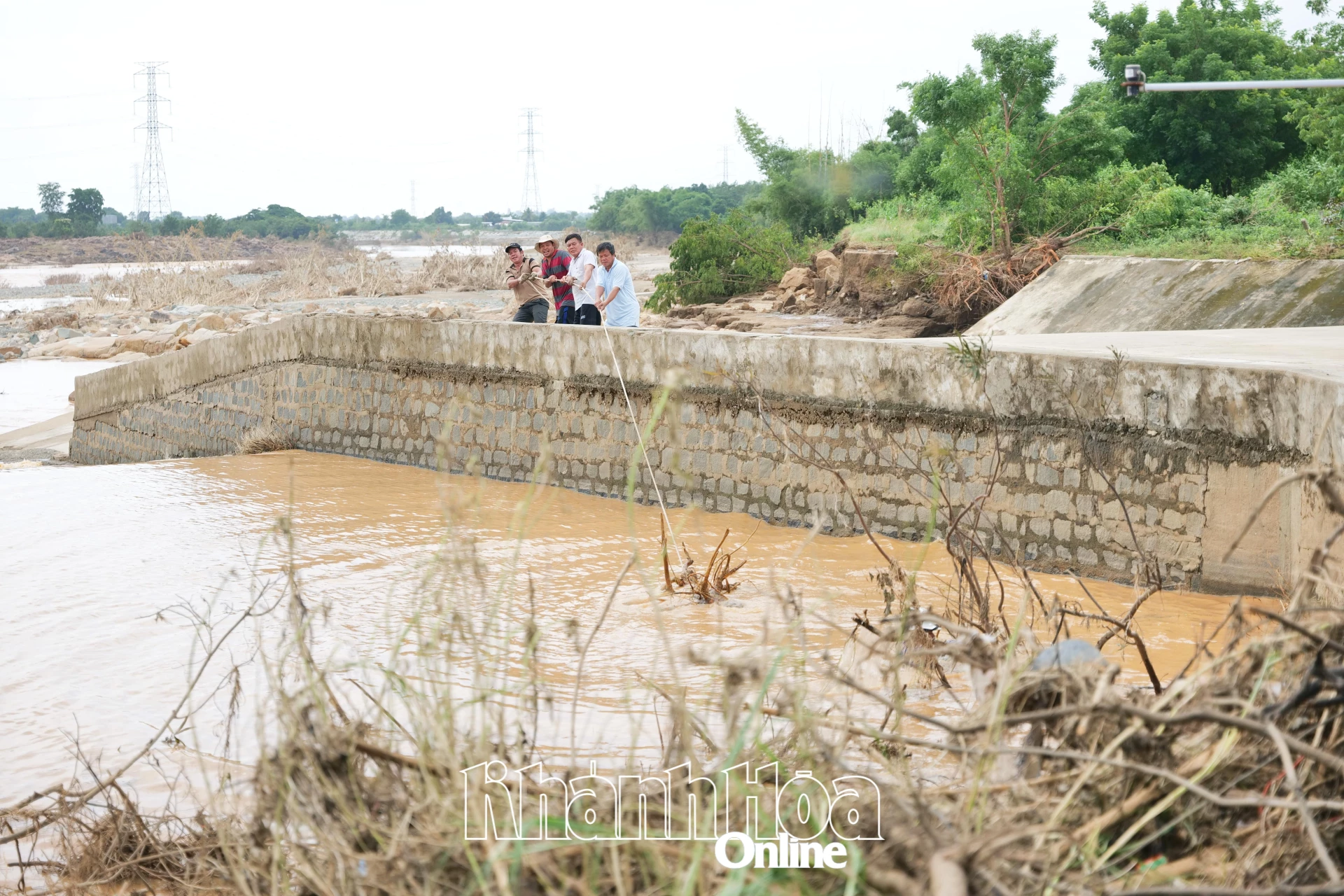 न्हा त्रिन्ह सिंचाई प्रणाली प्रबंधन स्टेशन के कर्मचारी सक्रिय रूप से नाम नहर (फुओक हाउ कम्यून) के शीर्ष पर जल प्रवेश पुलिया पर तैरते कचरे को इकट्ठा करते हैं, ताकि निर्वहन द्वार और स्पिलवे को साफ किया जा सके।