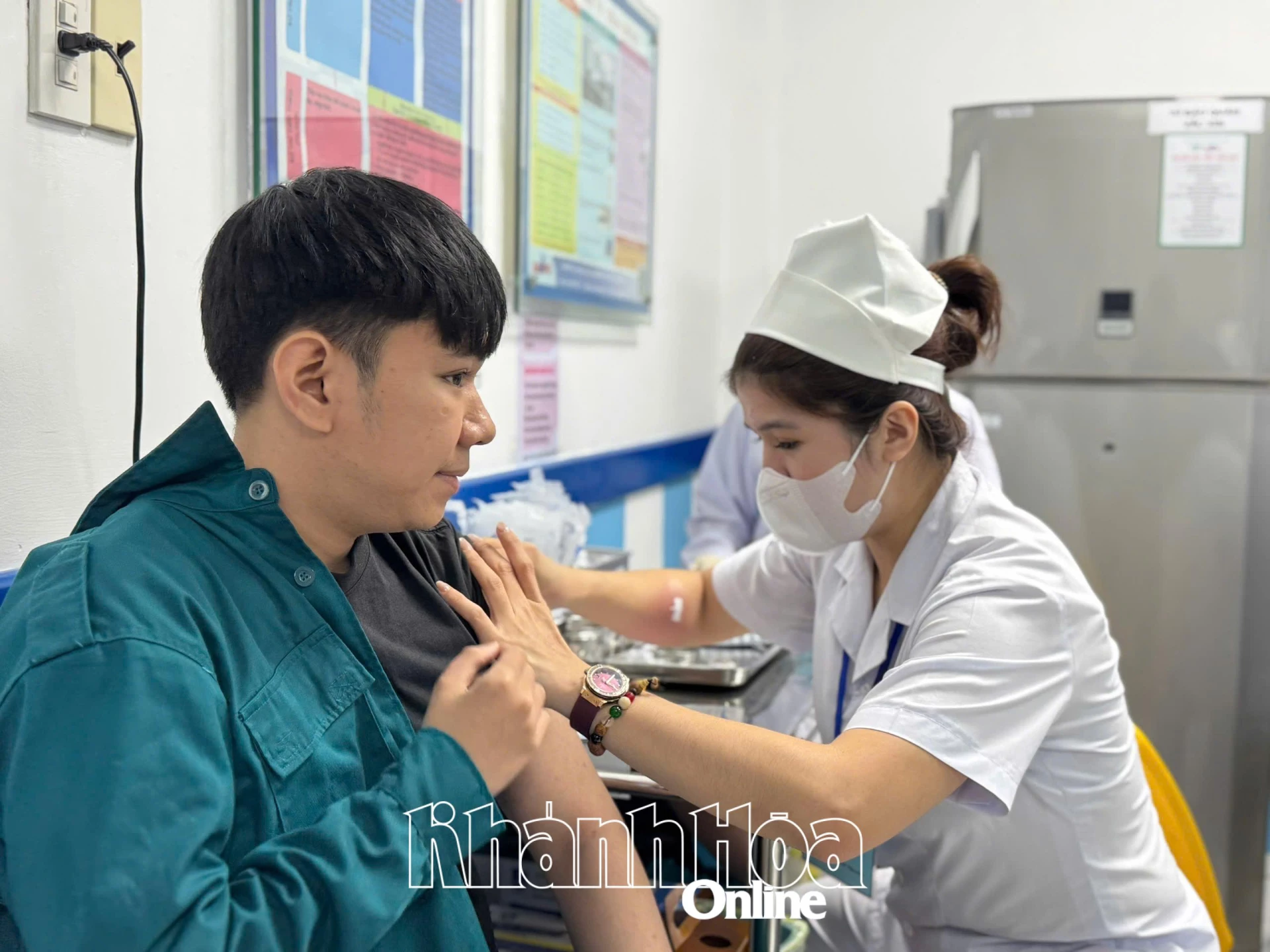 Vaksinasi tetanus gratis untuk masyarakat di Ruang Vaksinasi SAFPO Nha Trang.