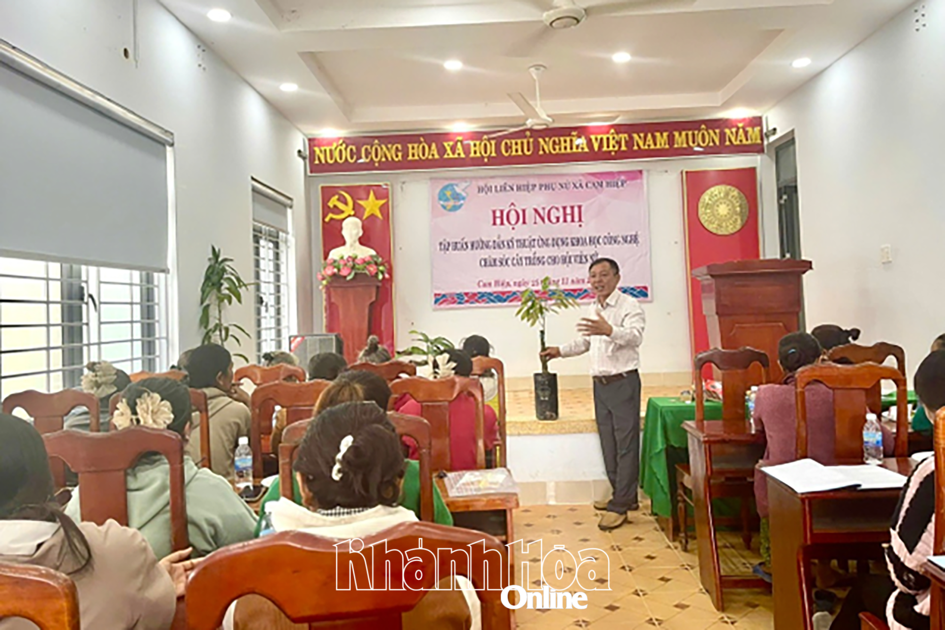 De verslaggever van het Cam Lam - Cam Ranh - Khanh Son Plantenteelt- en Beschermingsstation besprak en gaf vrouwen in het dorp Valy instructies over technieken voor het planten en verzorgen van gewassen met een hoge economische waarde.