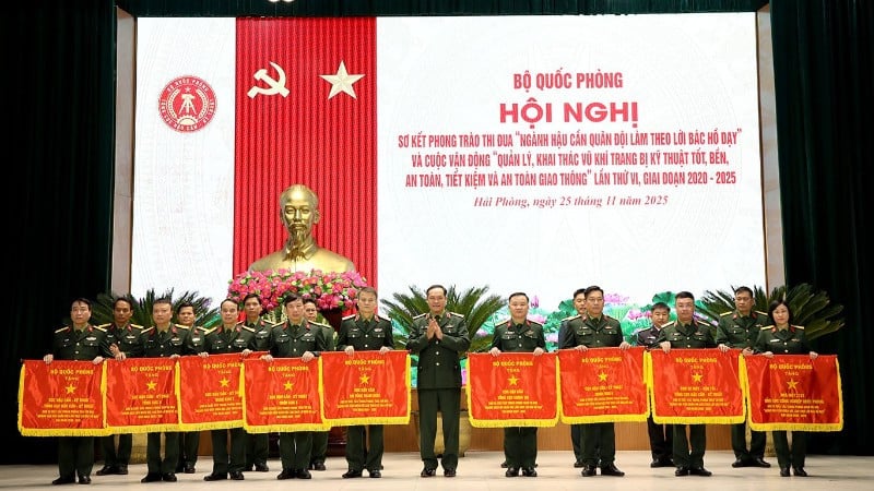 Letnan Jenderal Senior Vu Hai San, anggota Komite Sentral Partai, anggota Komisi Militer Pusat, Wakil Menteri Pertahanan Nasional, menyerahkan Bendera Merit Kementerian Pertahanan Nasional kepada unit-unit dengan prestasi luar biasa dalam gerakan emulasi.