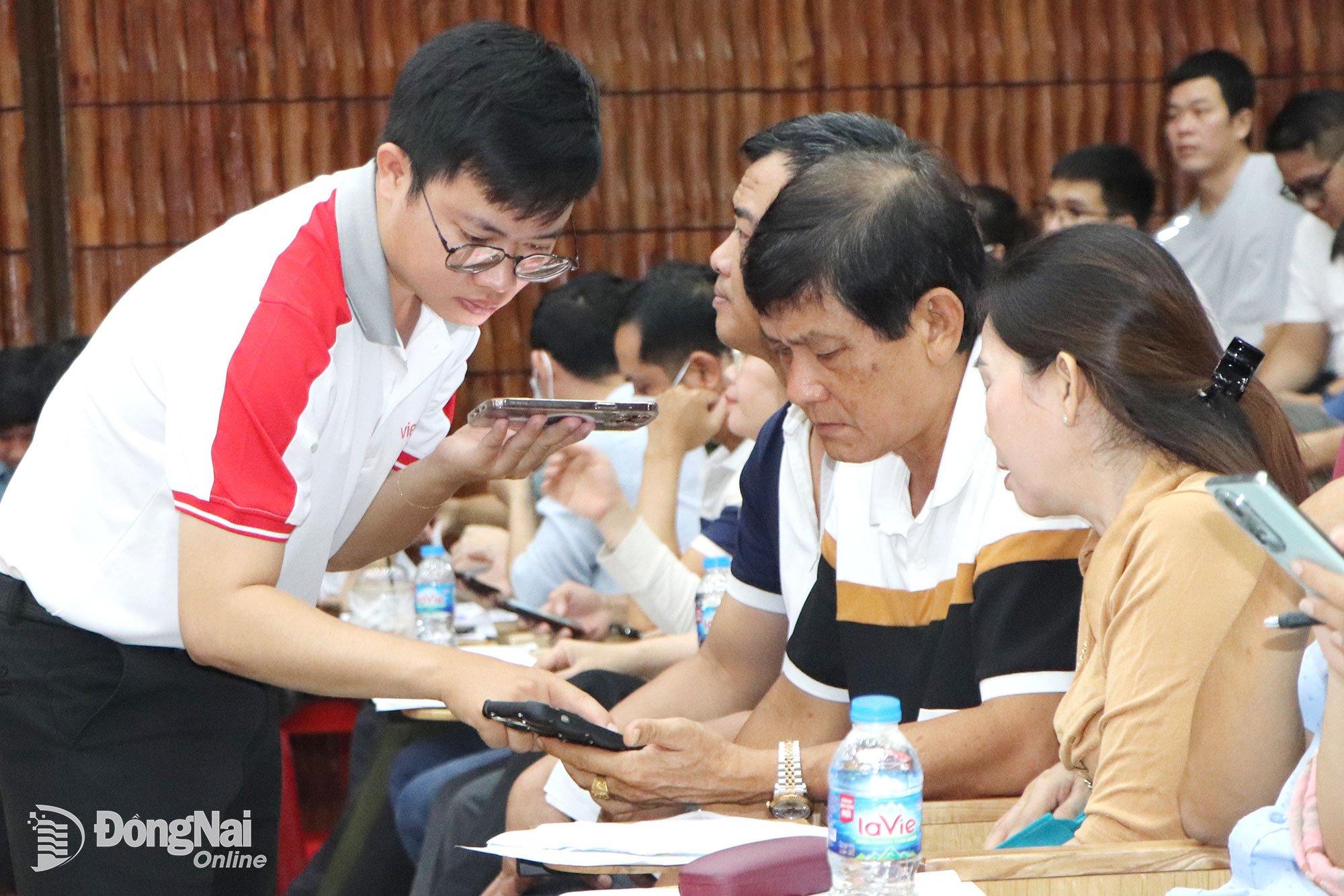 Hộ kinh doanh được hướng dẫn, cập nhật thông tin thuế trên điện thoại. Ảnh: Ngọc Liên