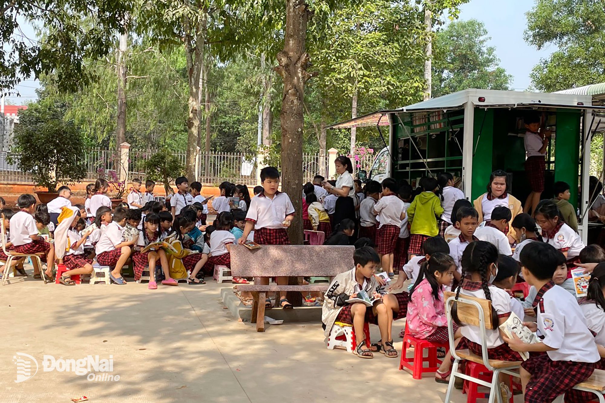 Mobilbiblioteksmodell som tillhandahåller livslångt lärande på Tan Hung Primary School, Tan Hung kommun, Dong Nai-provinsen. Foto: C.T.V.
