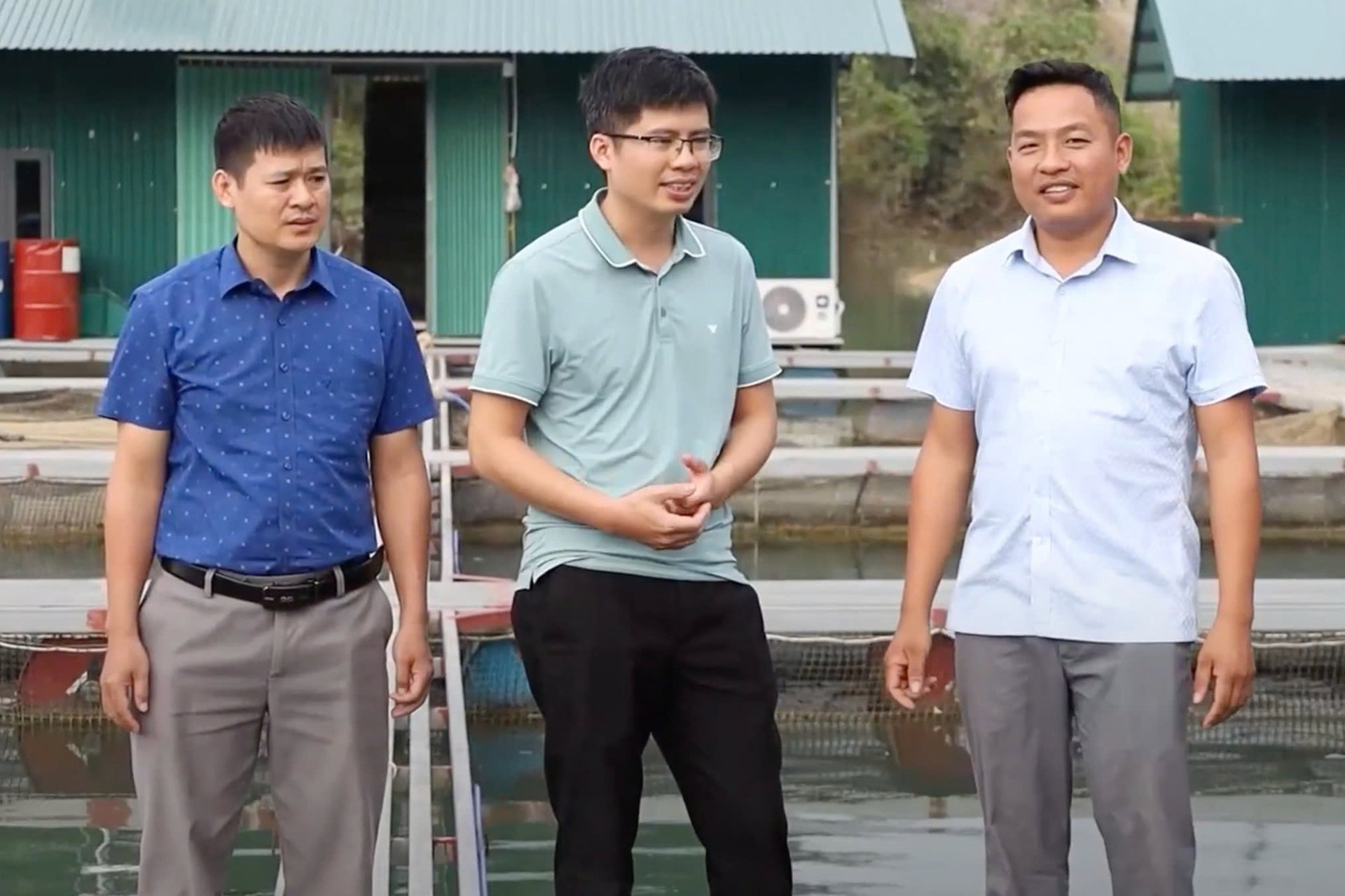 Anh Trịnh Văn Hà (áo trắng) giới thiệu mô hình nuôi cá lồng trên lòng hồ thủy điện Tuyên Quang với cán bộ chuyên môn. Ảnh: Tú Thành.