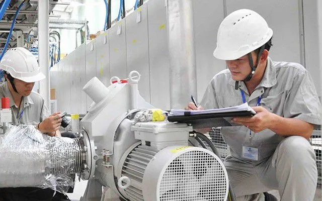 Inspectorii de măsurători trebuie să aibă diplomă de liceu sau echivalentul acesteia sau o calificare superioară. Kiểm định viên đo lường phải tốt nghiệp trung cấp hoặc tương đương trở lên