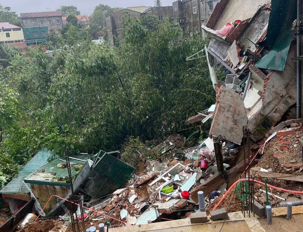 کھے سانہ میں لینڈ سلائیڈنگ سے مکان منہدم