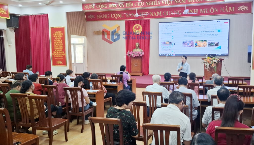 De verslaggever van het Provinciaal Agentschap voor Sociale Verzekeringen verspreidde in oktober 2025 een deel van de inhoud en het beleid van de Sociale Verzekeringswet 2024 onder het personeel, woongroepen, buurten en massaorganisaties van de wijk Cao Xanh.