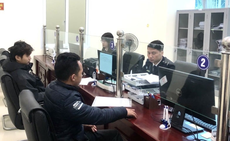 تأتي الشركات لإجراء الإجراءات الجمركية في فريق الجمارك ببوابة الحدود الدولية ترا لينه