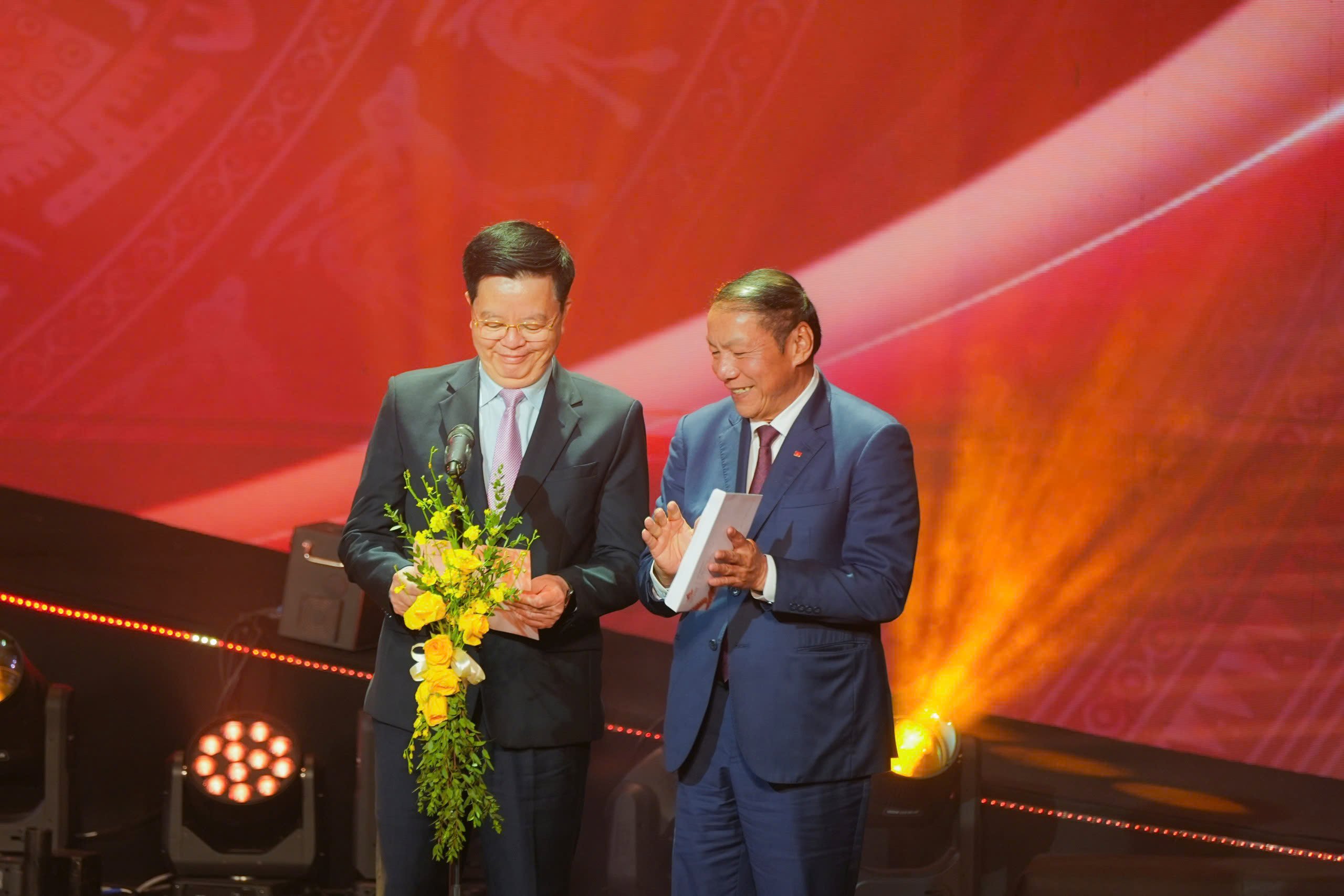 'রেড রেইন' ২৪তম ভিয়েতনাম চলচ্চিত্র উৎসবে বিশাল জয়লাভ করেছে - ছবি ১।