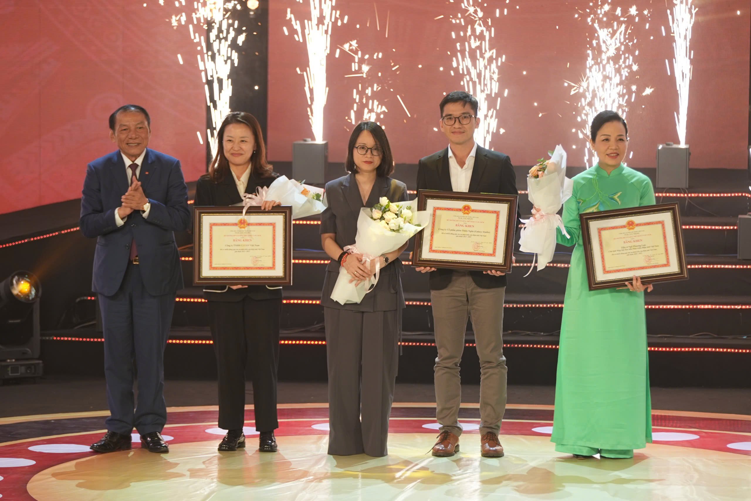 'রেড রেইন' ২৪তম ভিয়েতনাম চলচ্চিত্র উৎসবে বিশাল জয়লাভ করেছে - ছবি ৩।