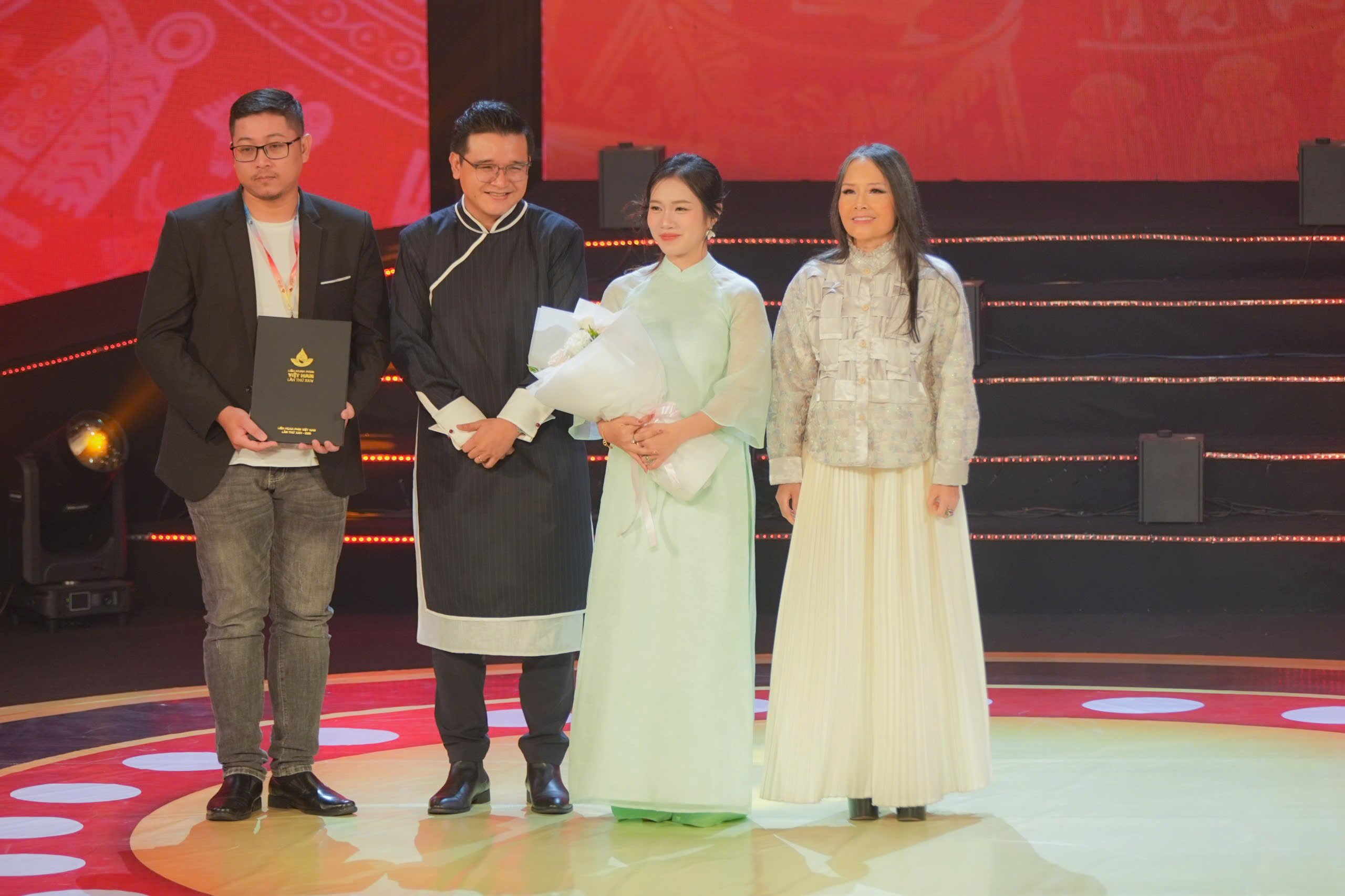 'রেড রেইন' ২৪তম ভিয়েতনাম চলচ্চিত্র উৎসবে বিশাল জয়লাভ করেছে - ছবি ৪।