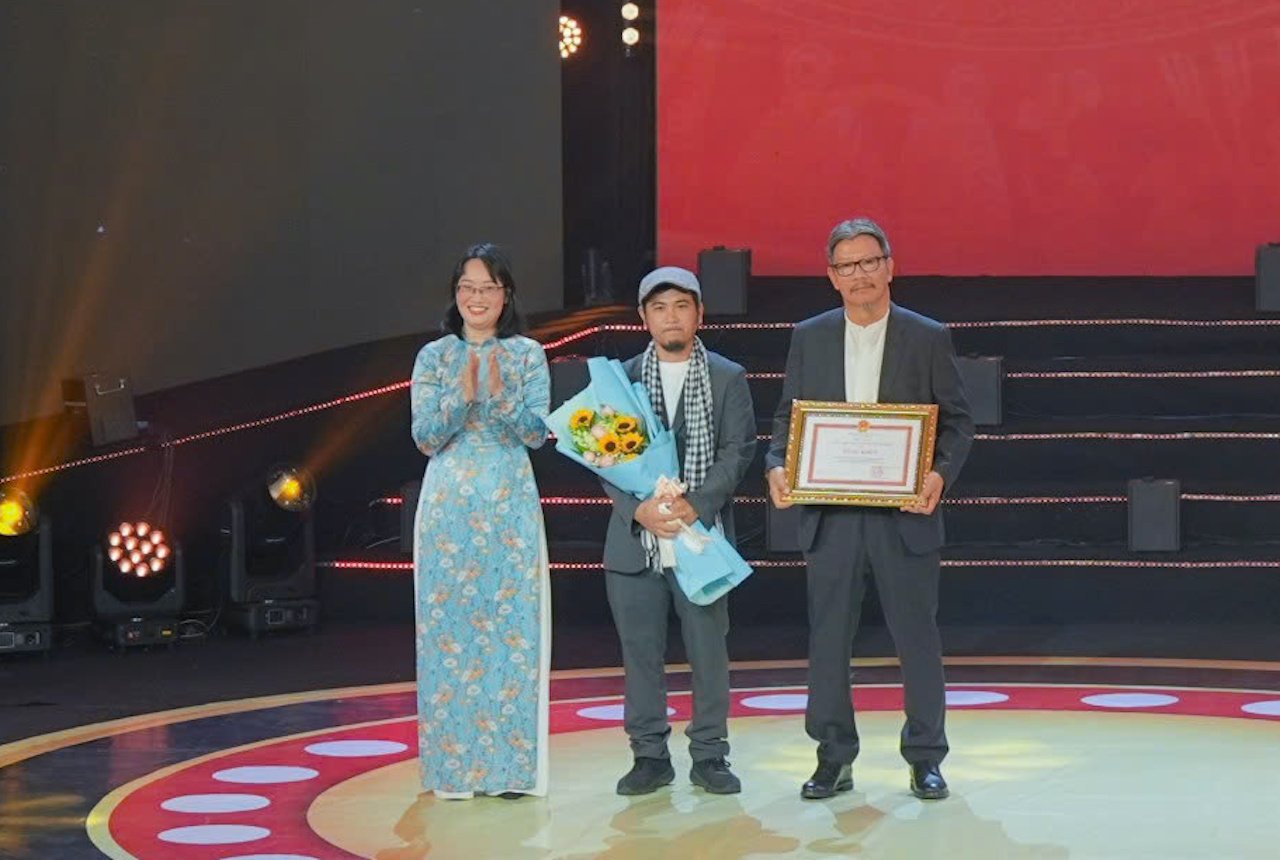 'রেড রেইন' ২৪তম ভিয়েতনাম চলচ্চিত্র উৎসবে বিশাল জয়লাভ করেছে - ছবি ৫।