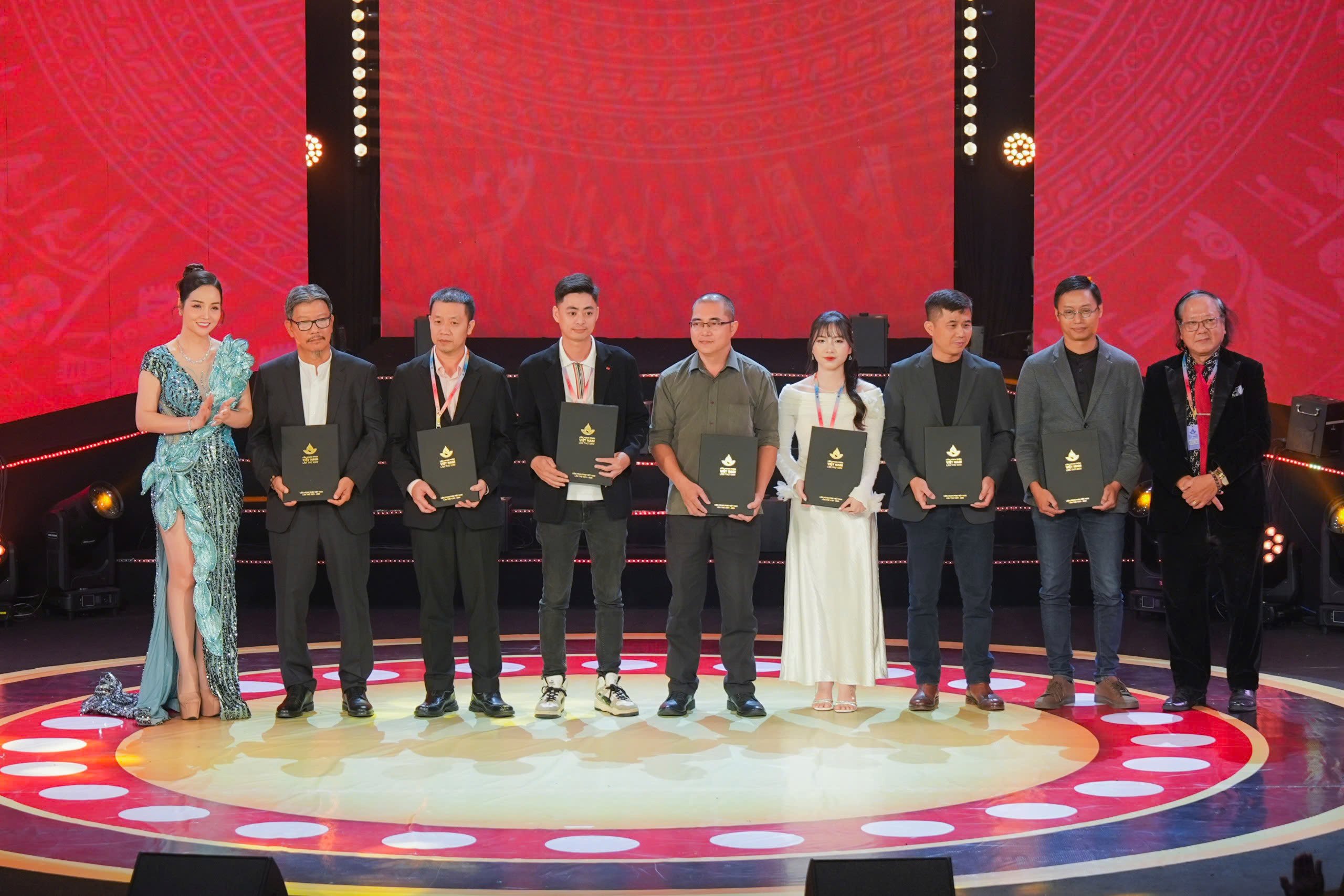 'রেড রেইন' ২৪তম ভিয়েতনাম চলচ্চিত্র উৎসবে বিশাল জয়লাভ করেছে - ছবি ৬।