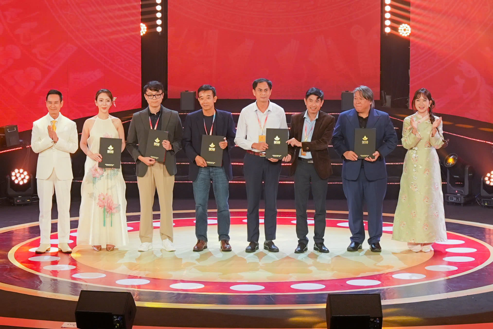 'রেড রেইন' ২৪তম ভিয়েতনাম চলচ্চিত্র উৎসবে বিশাল জয়লাভ করেছে - ছবি ৭।