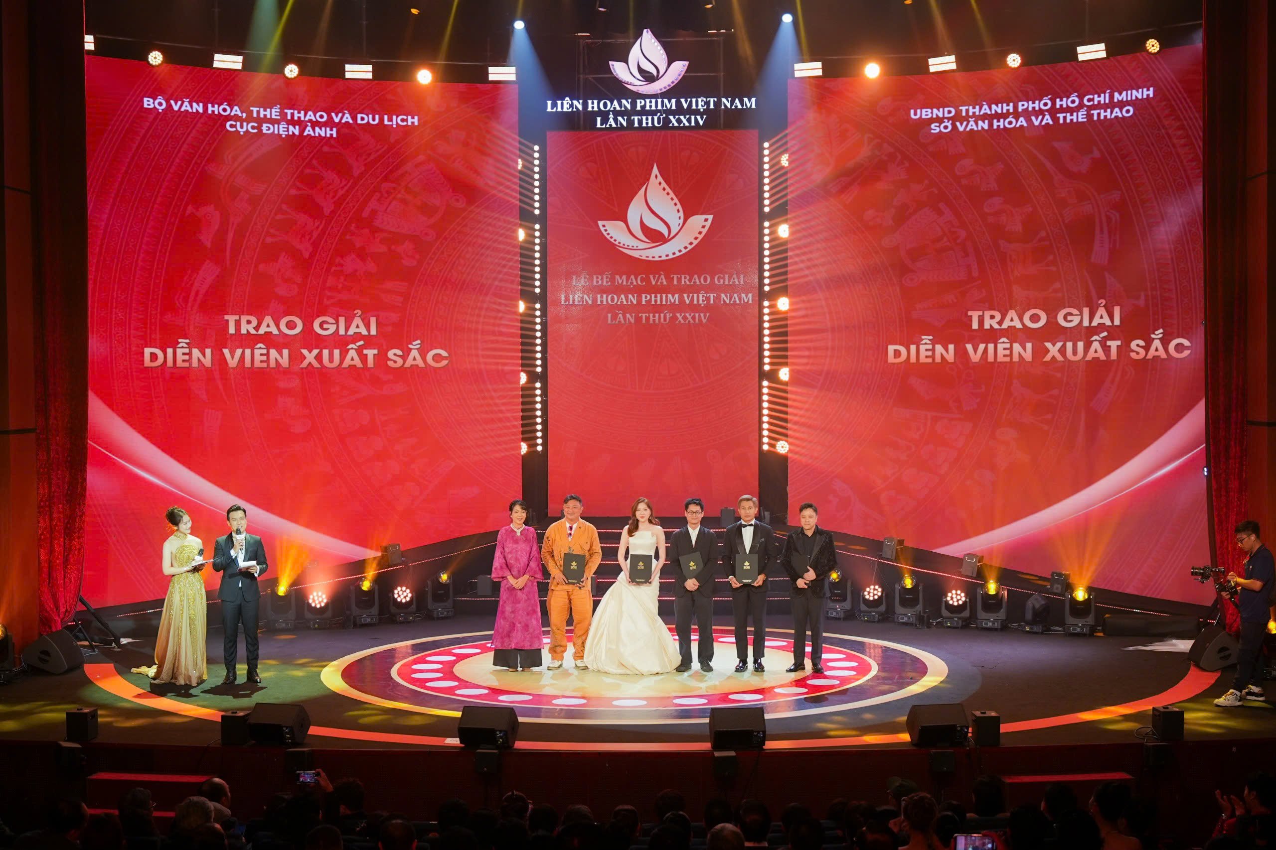 'রেড রেইন' ২৪তম ভিয়েতনাম চলচ্চিত্র উৎসবে বিশাল জয়লাভ করেছে - ছবি ৮।