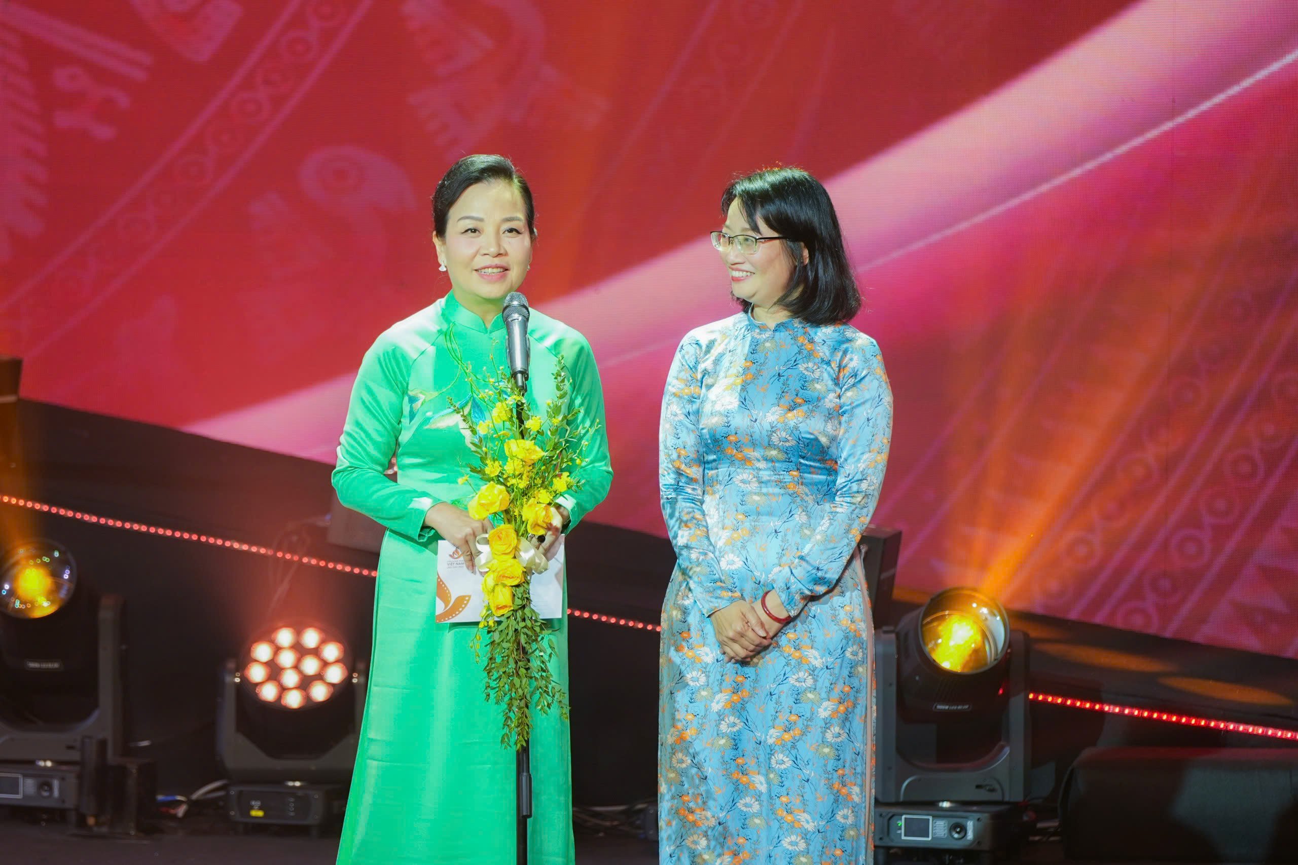 'রেড রেইন' ২৪তম ভিয়েতনাম চলচ্চিত্র উৎসবে বিশাল জয়লাভ করেছে - ছবি ১০।