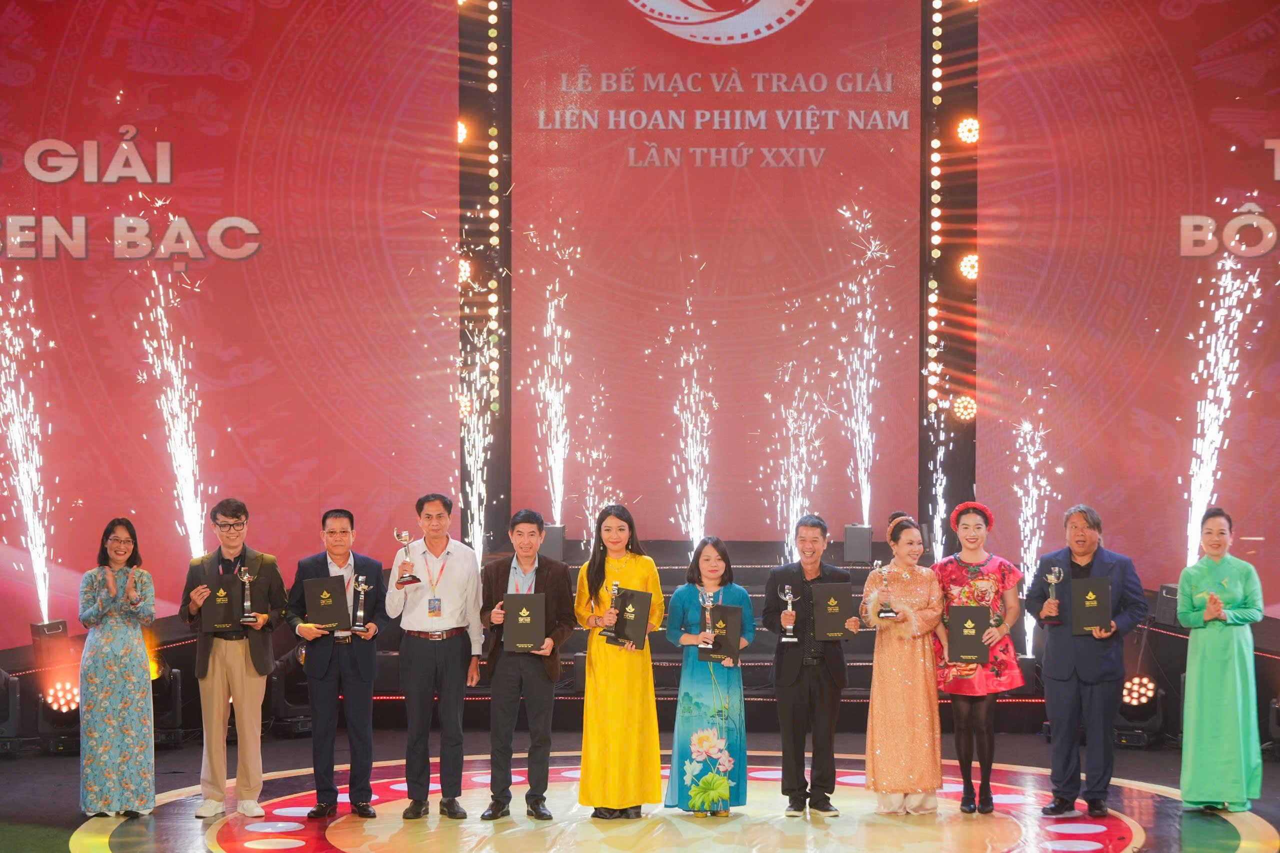 'রেড রেইন' ২৪তম ভিয়েতনাম চলচ্চিত্র উৎসবে বিশাল জয়লাভ করেছে - ছবি ১১।