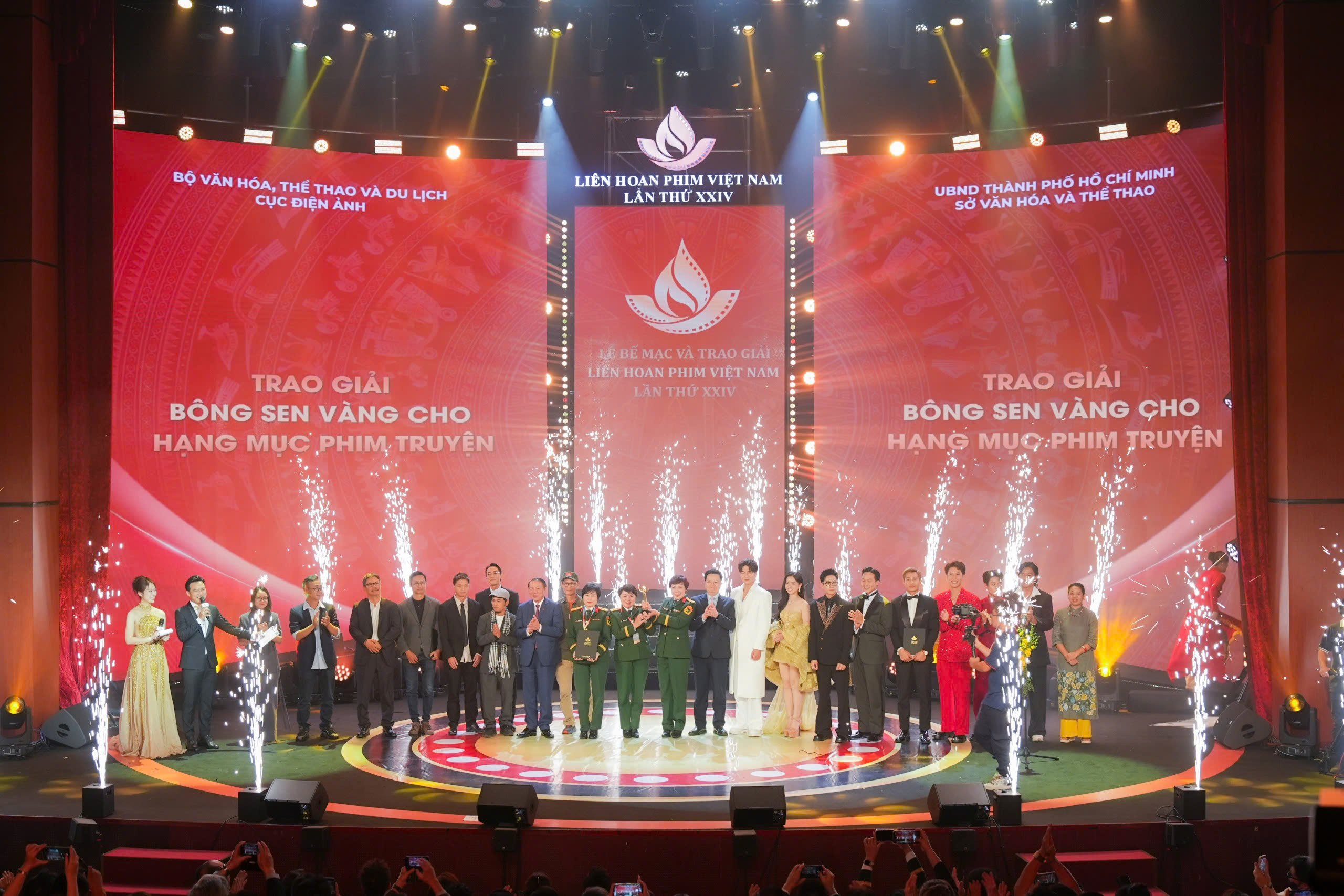 'রেড রেইন' ২৪তম ভিয়েতনাম চলচ্চিত্র উৎসবে বিশাল জয়লাভ করেছে - ছবি ১২।