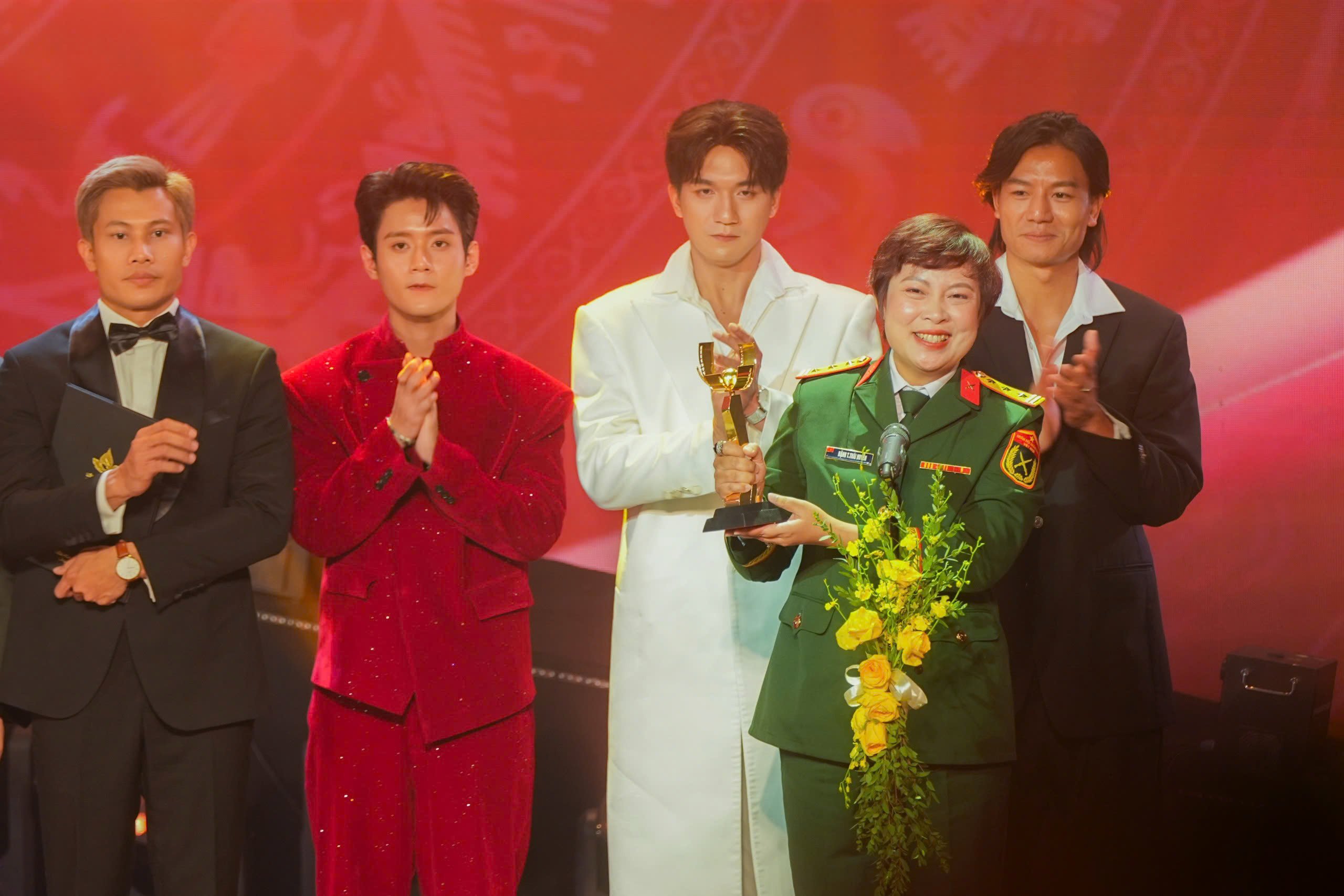 'রেড রেইন' ২৪তম ভিয়েতনাম চলচ্চিত্র উৎসবে বিশাল জয়লাভ করেছে - ছবি ১৩।