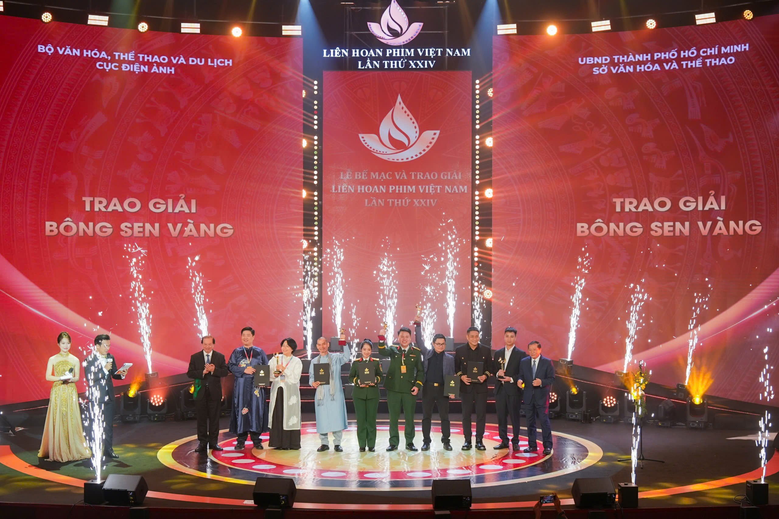 'রেড রেইন' ২৪তম ভিয়েতনাম চলচ্চিত্র উৎসবে বিশাল জয়লাভ করেছে - ছবি ১৪।