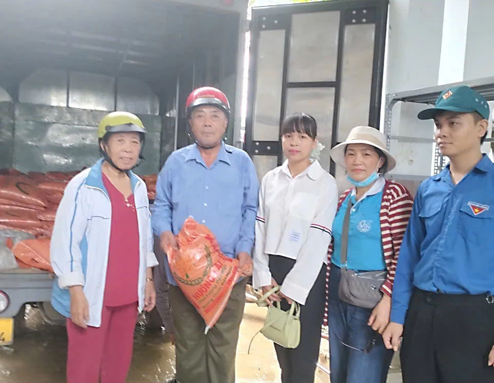 ມອບເຂົ້າໃຫ້ປະຊາຊົນ.