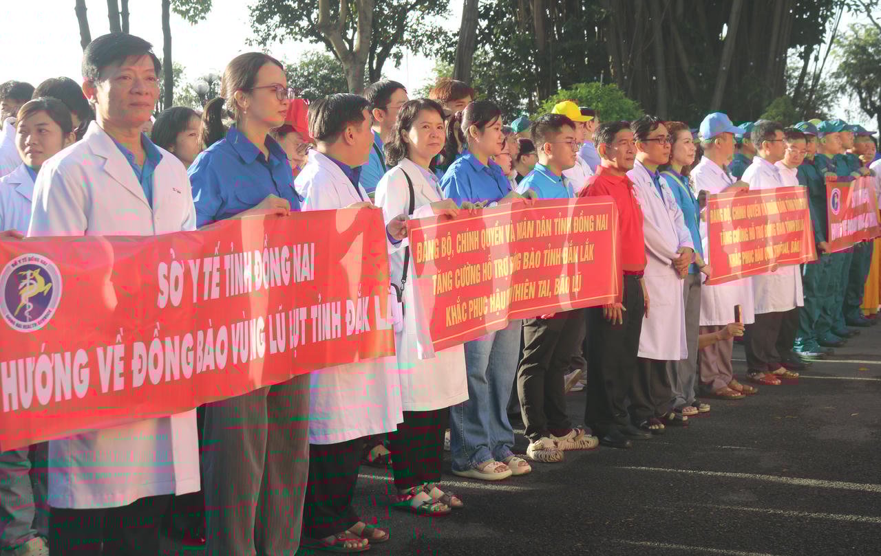 គណៈប្រតិភូ Dong Nai ធ្វើដំណើរទៅជួយ Phu Yen ចាស់។ (រូបថត៖ Tien Dung)