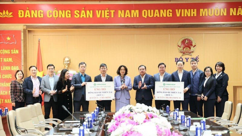 Министерство здравоохранения получило химикаты для дезинфекции воды, пожертвованные Vietnam Chemical Group для поддержки районов, пострадавших от наводнения.
